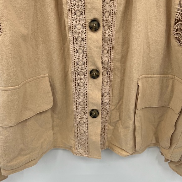 Gimmicks tan lace trim button front top - Picture 4 of 10